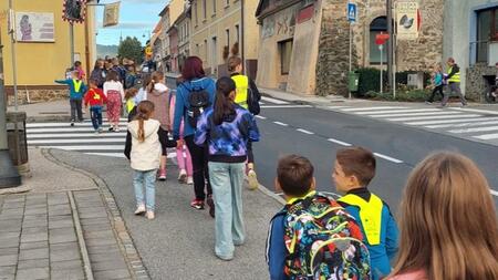 Otroci na poti v šolo s Pešbusom